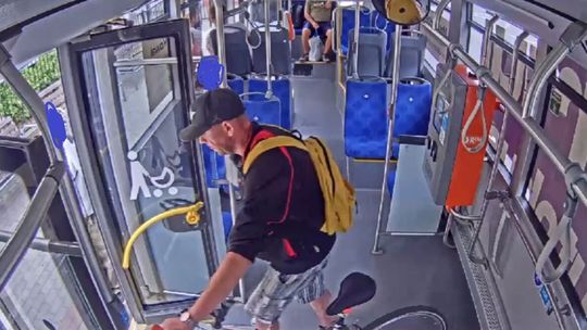 Rozpoznajesz go? Ukradł rower w centrum Rzeszowa i odjechał autobusem [ZDJĘCIA]