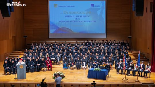 Uroczystość Uniwersytetu Rzeszowskiego dyplomatorium kierunku lekarskiego.