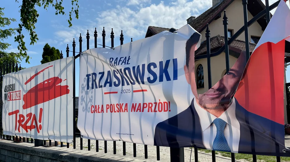 Zniszczony baner na ogrodzeniu Krystyny i Bogusława