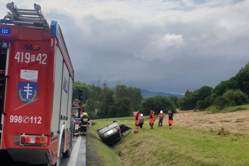 Dachowanie osobowej toyoty w Jasienicy Rosielnej