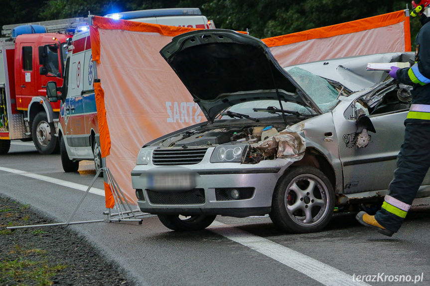 wypadek w Trzcianie. Uszkodzony volkswagen golf