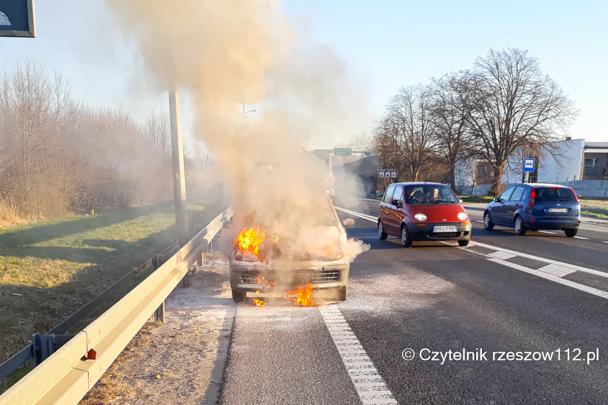 Strażacy z OSP Głogów Młp. ugasili płonącego fiata seicento