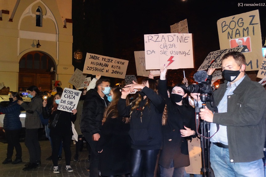 Wielki tłum w Rzeszowie znów protestuje [Video i Zdjęcia}