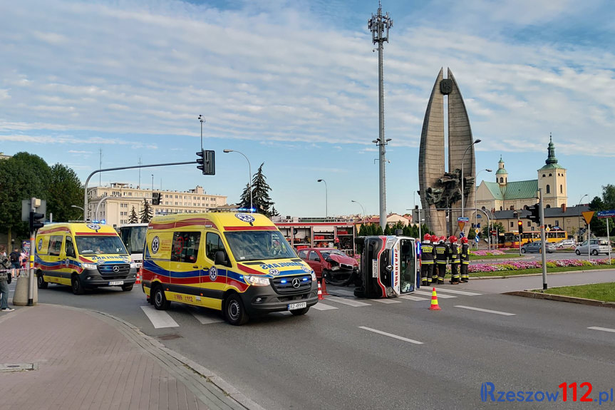 Rzeszów. Wypadek karetki transportowej